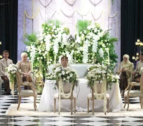 10 Potret Detail Dekorasi Tempat Akad Nikah Thariq Halilintar & Aaliyah Massaid, Dipenuhi Bunga Putih Cantik Sekali