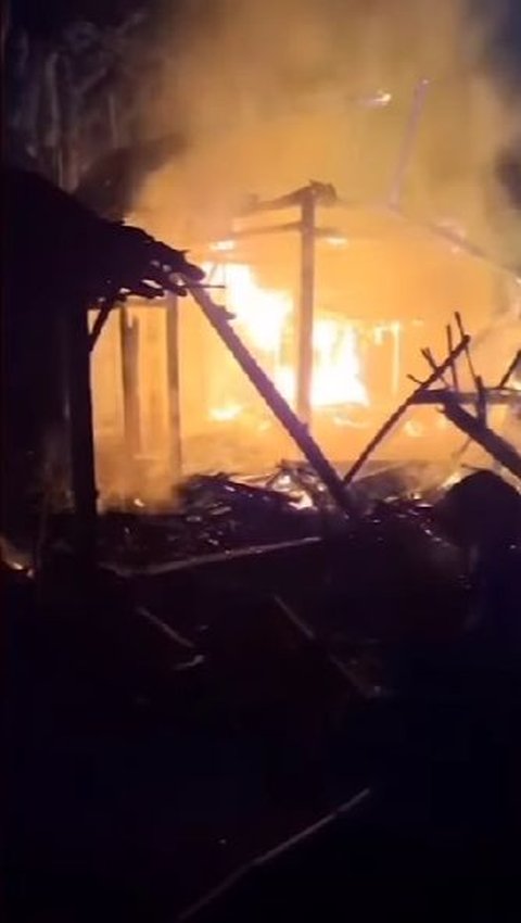 <b>Kisah Tragis Pria di Ngawi Depresi Usai Istri Meninggal, Bakar Rumah Orang Tua hingga Anak Semata Wayang Harus Mengungsi</b><br>