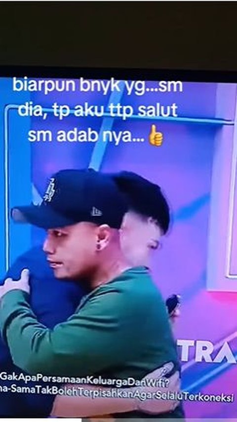 Ia pun tampak bersalaman dengan Ivan Gunawan dan Wendi Cagur.