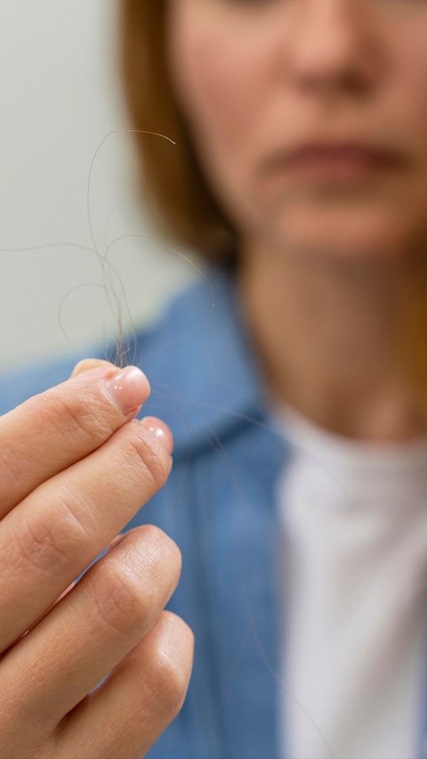 Bagaimana Membuang Rambut Rontok pada Perempuan dalam Ajaran Islam? Begini Pendapat Ulama