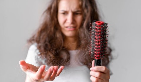 Discarding Women's Hair that Falls Out in Islam.