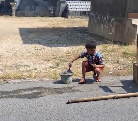 Peduli Jalan Berlubang, Aksi Bocah Tambal Aspal Sendirian Pakai Semen Ini Viral