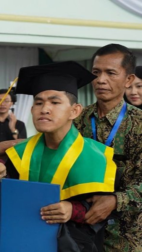 Kisah Dimas Dwi Putra, Mahasiswa Difabel jadi Lulusan Terbaik dan Tercepat di Kampusnya, Tangis Sang Ibu Pecah