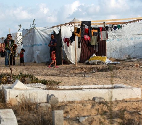 FOTO: Tak Punya Tempat Aman, Warga Jalur Gaza Pilih Mengungsi di Kuburan