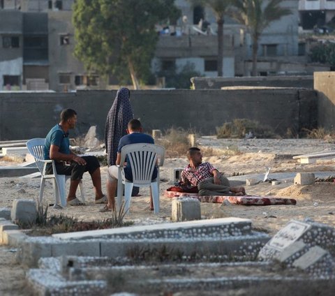 FOTO: Tak Punya Tempat Aman, Warga Jalur Gaza Pilih Mengungsi di Kuburan