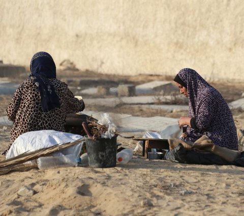 FOTO: Tak Punya Tempat Aman, Warga Jalur Gaza Pilih Mengungsi di Kuburan