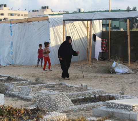 FOTO: Tak Punya Tempat Aman, Warga Jalur Gaza Pilih Mengungsi di Kuburan