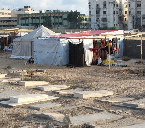 FOTO: Tak Punya Tempat Aman, Warga Jalur Gaza Pilih Mengungsi di Kuburan