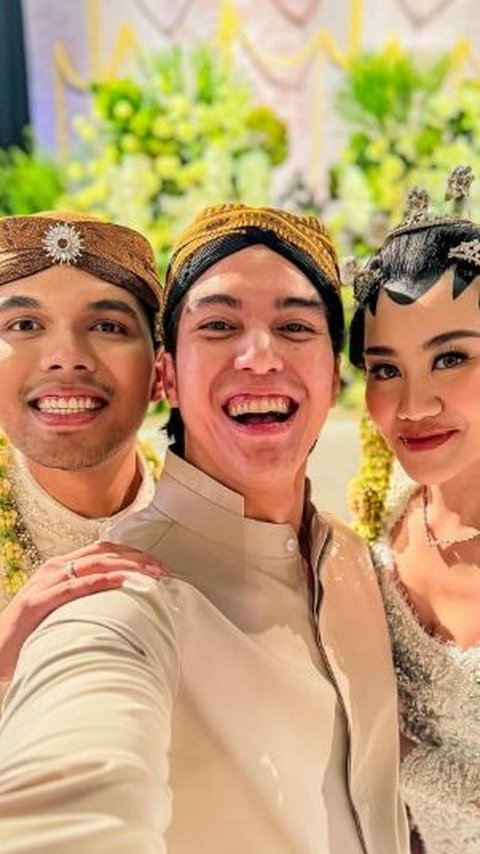 El Rumi didapuk sebagai groomsmen oleh Thariq secara langsung. Putra kedua Ahmad Dhani dan Maia Estianty ini tampil gagah dengan beskap cokelat lengkap dengan blangkon.