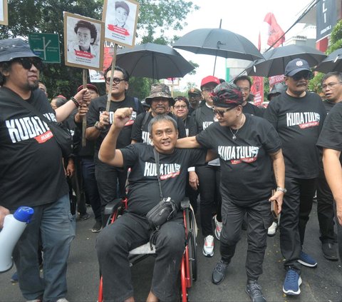 Ratusan orang dari unsur badan dan sayap pusat Partai Demokrasi Indonesia Perjuangan (PDIP) menggelar long march dari Kantor DPP PDIP menuju Komnas Hak Asasi Manusia (HAM) di Jakarta, Jumat (27/7/2024). Aksi ini dilakukan dalam rangka memperingati peristiwa Kudatuli pada 27 Juli 1996. Foto: Merdeka.com/Imam Buhori