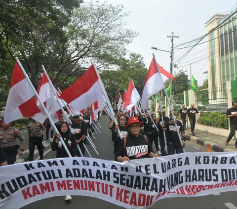 FOTO: Peringati Tragedi Kudatuli 1996, Massa PDIP Geruduk Kantor Komnas HAM