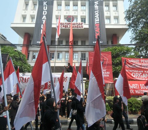 FOTO: Peringati Tragedi Kudatuli 1996, Massa PDIP Geruduk Kantor Komnas HAM