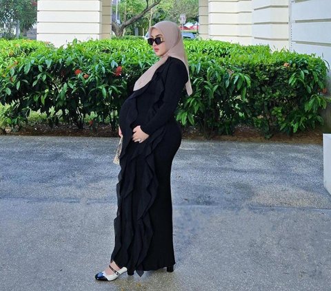 Hamil 38 Minggu, Potret Terbaru Syahrini Makin Stunning Pakai Dress Hitam & Tenteng Tas Hermes