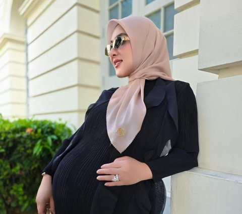 Hamil 38 Minggu, Potret Terbaru Syahrini Makin Stunning Pakai Dress Hitam & Tenteng Tas Hermes