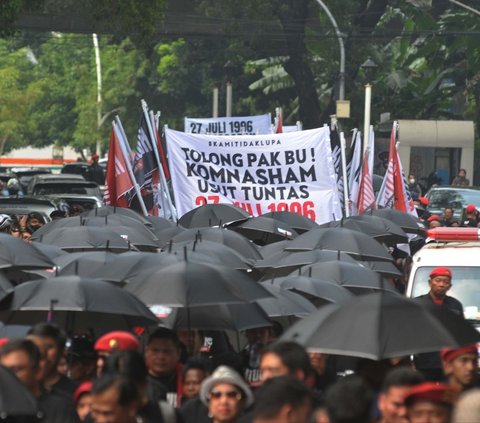 FOTO: Peringati Tragedi Kudatuli 1996, Massa PDIP Geruduk Kantor Komnas HAM