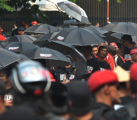 FOTO: Peringati Tragedi Kudatuli 1996, Massa PDIP Geruduk Kantor Komnas HAM