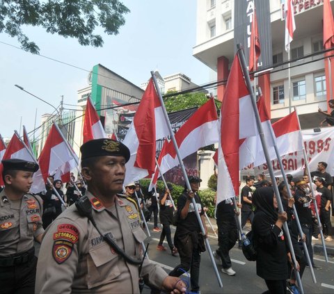 FOTO: Peringati Tragedi Kudatuli 1996, Massa PDIP Geruduk Kantor Komnas HAM