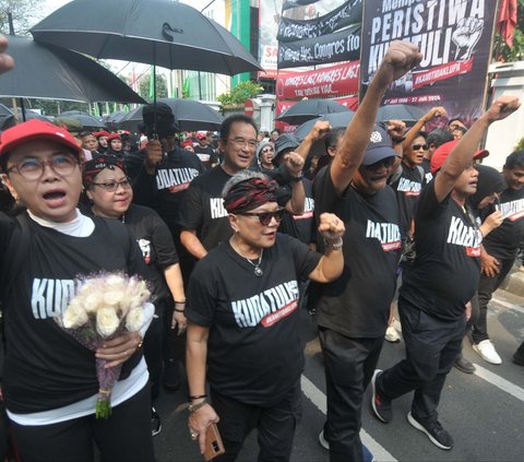 FOTO: Peringati Tragedi Kudatuli 1996, Massa PDIP Geruduk Kantor Komnas HAM