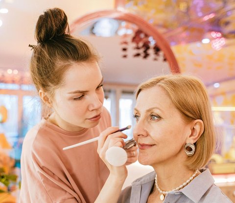 Makeup Artist Cleans 41 Brushes in 15 Minutes, Super Practical!