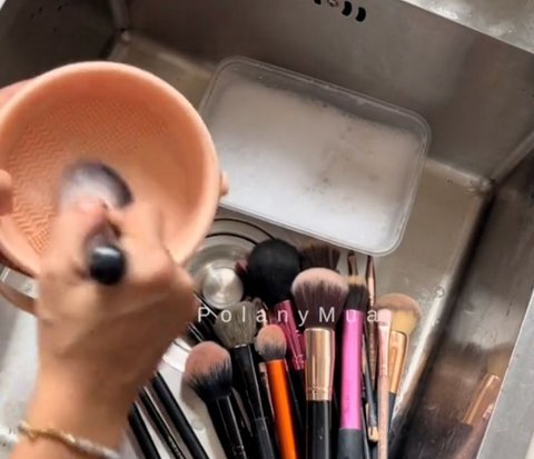 Makeup Artist Cleans 41 Brushes in 15 Minutes, Super Practical!