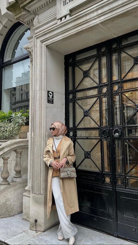 2 Inspirations for Mix and Match Trench Coats for Hijabers, Let's Imitate