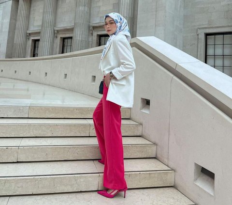 2 Inspirations for Mix and Match Trench Coats for Hijabers, Let's Imitate