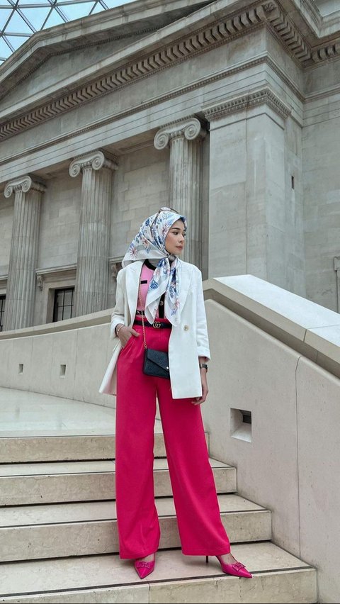 2 Inspirations for Mix and Match Trench Coats for Hijabers, Let's Imitate