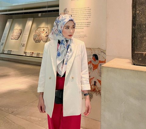 2 Inspirasi Mix and Match Trench Coat untuk Hijaber, Sontek Yuk