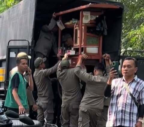 Can Only Surrender, Enjoying Food at the Street Stalls Instead Gets Raided by Satpol PP