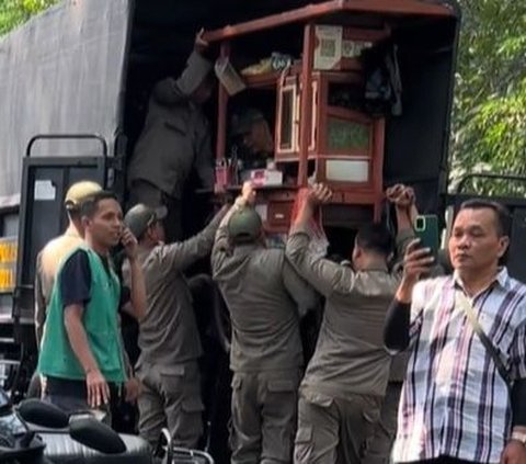 Can Only Surrender, Enjoying Food at the Street Stalls Instead Gets Raided by Satpol PP