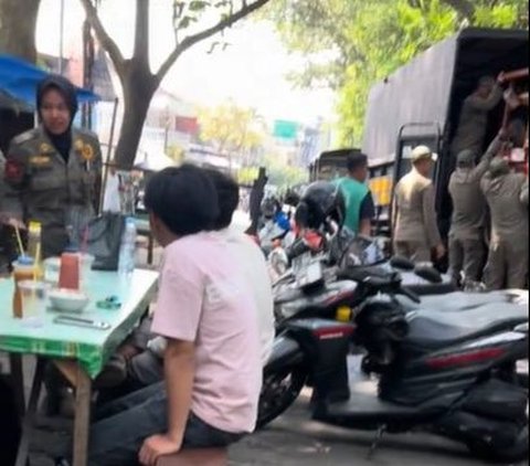 Can Only Surrender, Enjoying Food at the Street Stalls Instead Gets Raided by Satpol PP