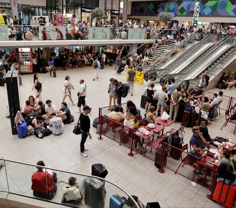 Ribuan penumpang terlantar di Gare Montparnasse, Paris, ketika layanan kereta cepat Prancis menghadapi serangan sabotase, pada Jumat (26/7/2024). Serangan sabotase ini terjadi hanya beberapa jam menjelang pembukaan Olimpiade Paris 2024.