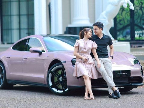 Portrait of Nanda Arsyinta Receiving a Limited Edition Car Gift from Her Husband, the Price is Jaw-Dropping