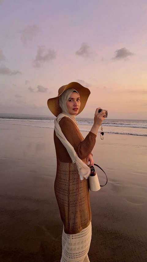 Beach Look ala Dwi Handayani dengan Outer dan Rok Jaring