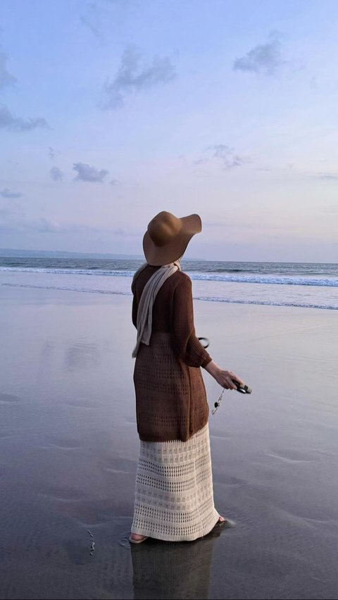 Beach Look ala Dwi Handayani dengan Outer dan Rok Jaring