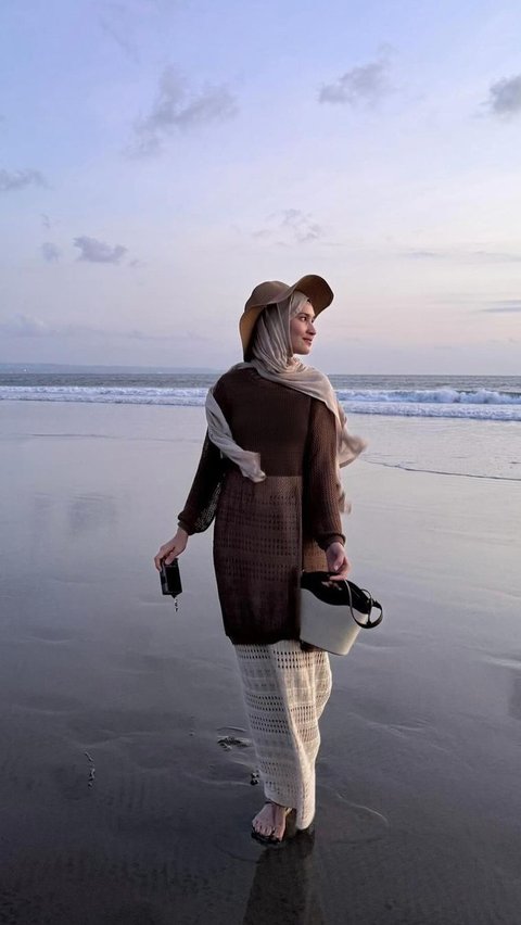 Beach Look ala Dwi Handayani dengan Outer dan Rok Jaring