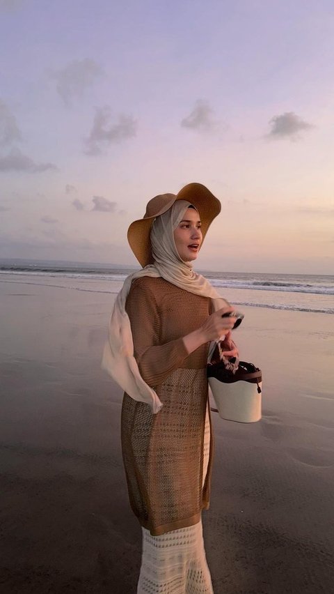 Beach Look ala Dwi Handayani dengan Outer dan Rok Jaring