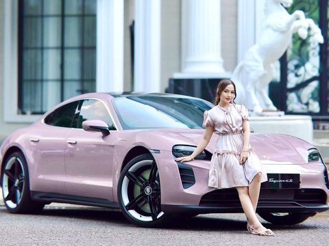 Portrait of Nanda Arsyinta Receiving a Limited Edition Car Gift from Her Husband, the Price is Jaw-Dropping