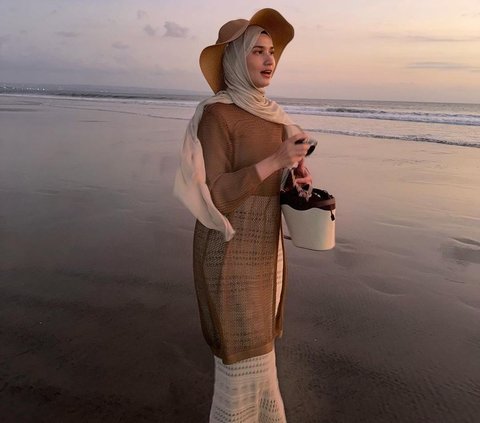 Beach Look ala Dwi Handayani dengan Outer dan Rok Jaring