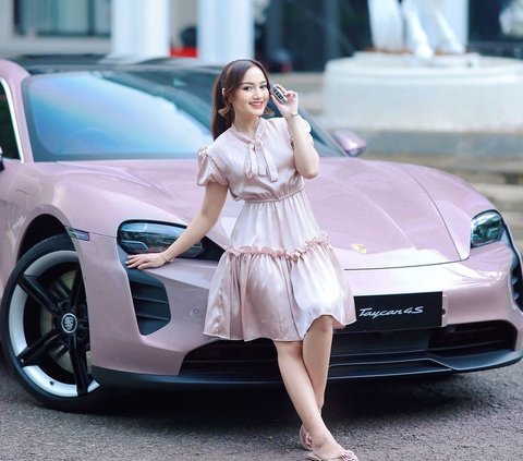 Portrait of Nanda Arsyinta Receiving a Limited Edition Car Gift from Her Husband, the Price is Jaw-Dropping