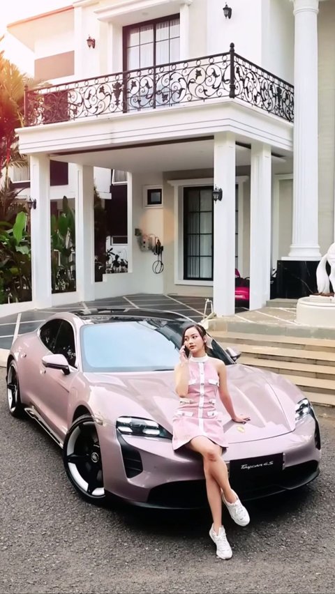 Portrait of Nanda Arsyinta Receiving a Limited Edition Car Gift from Her Husband, the Price is Jaw-Dropping