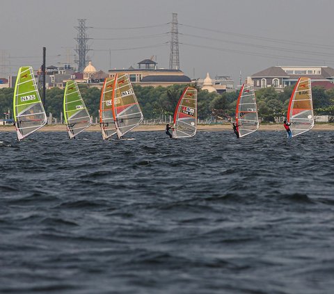 Sejumlah atlet layar beradu kecepatan saat mengikuti pertandingan Jakarta International Sailing Championship 2024 di area Symphony of The Sea, Ancol, Jumat (26/7/2024). Perhelatan Jakarta International Sailing Championship 2024 berlangsung hingga 28 Juli 2024. Foto: Liputan6.com/Angga Yuniar