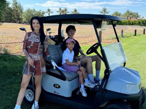 Portrait of Farah Quinn's Luxurious Lifestyle in the United States, Playing Golf with Her Children