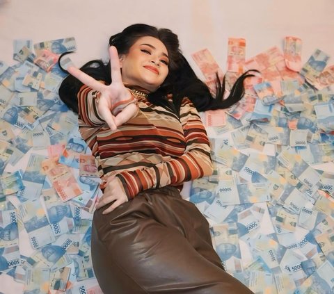 Nathalie Holscher Lying on a Pile of Money, Irish Bella's Comment Highlighted