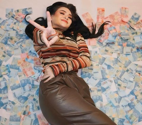 Nathalie Holscher Lying on a Pile of Money, Irish Bella's Comment Highlighted