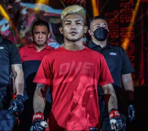 Portrait of Rodtang, the Most Feared Muay Thai Fighter in Thailand Becomes a Convert