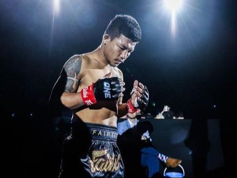 Portrait of Rodtang, the Most Feared Muay Thai Fighter in Thailand Becomes a Convert