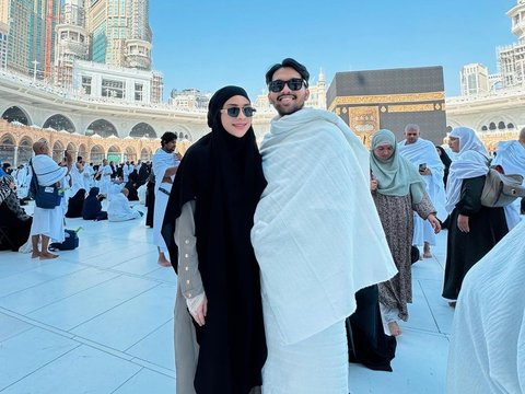 10 Photos of Ira Nandha and Her Husband After Announcing Reconciliation, Appearing Affectionate in the Holy Land