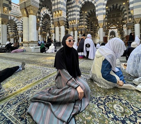 10 Photos of Ira Nandha and Her Husband After Announcing Reconciliation, Appearing Affectionate in the Holy Land