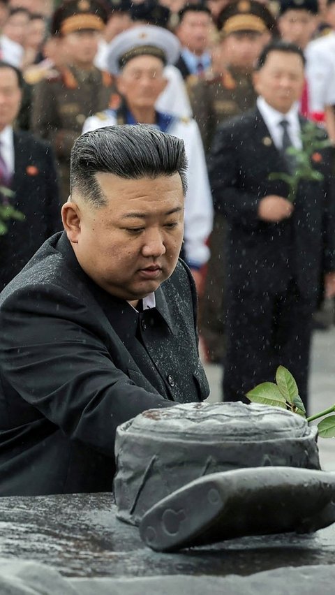 FOTO: Penuh Emosional, Wajah Kim Jong-un Sedih Mengenang Para Pejuang Saat Peringatan 71 tahun Perang Korea